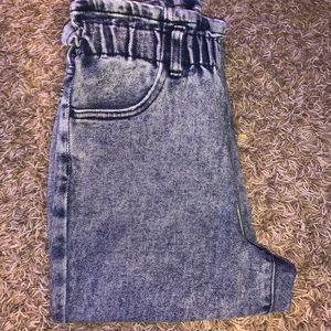 Mom jeans with sinched in waist